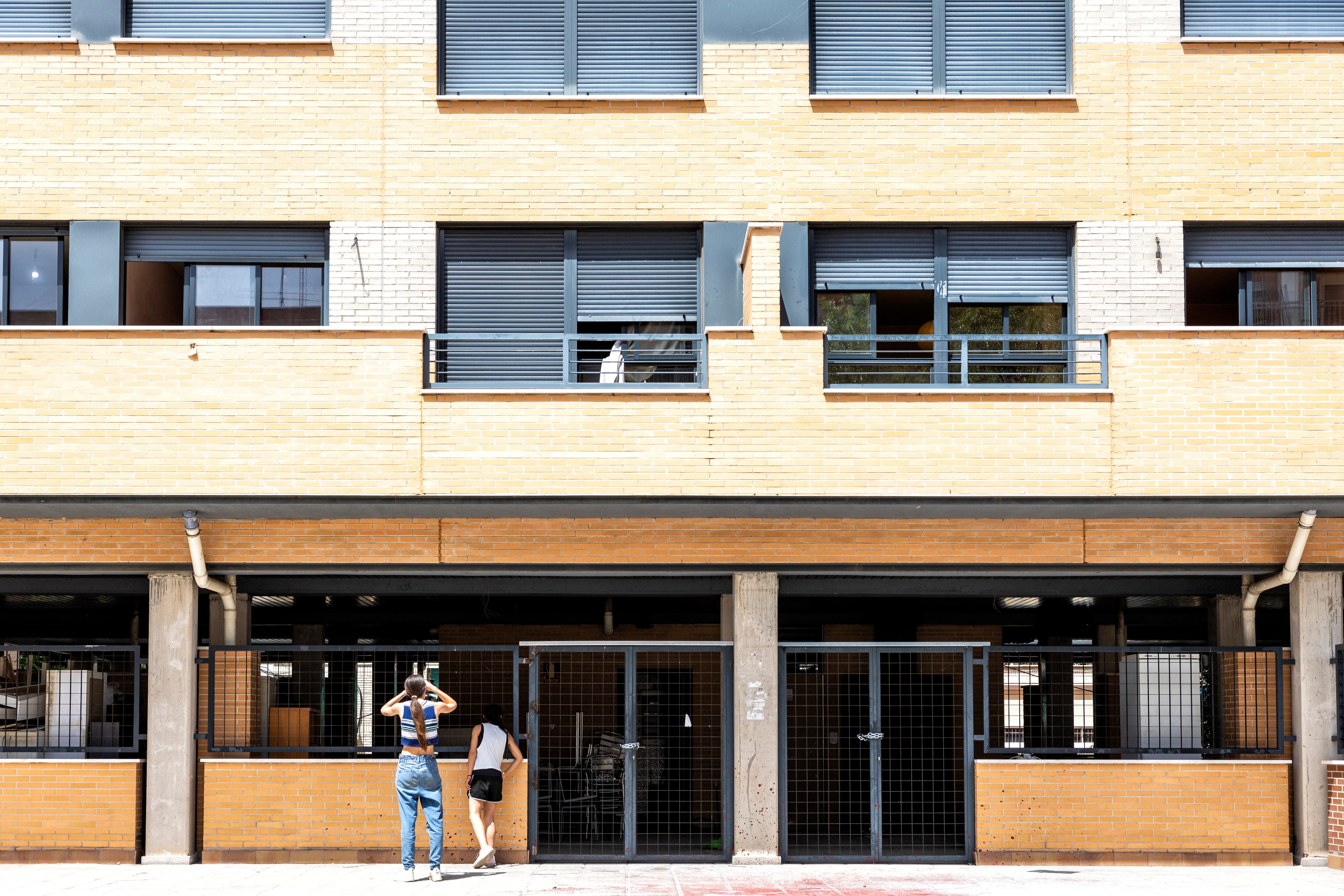 Dos vecinas junto al edificio La Dignidad, este miércoles en Móstoles (Madrid). 