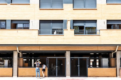 Dos vecinas junto al edificio La Dignidad, este miércoles en Móstoles (Madrid). 