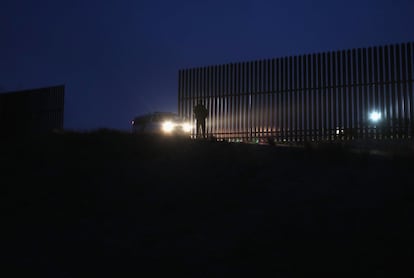 El cercado fronterizo es esporádico a lo largo del Valle del Río Grande de Texas, en la imagen una oficial de la patrulla fronteriza permanece atento durante toda la noche.
