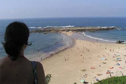 La playa de Amio, en la costa de Cantabria, muy cerca de Pechón, con la gran roca de fondo denominada El Castril, que se convierte en isla con la marea alta.