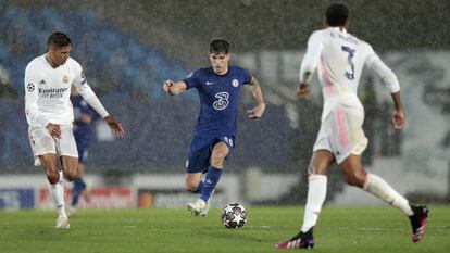 Christian Pulisic, jugador del Chelsea, controla el balón durante el partido con el Real Madrid.