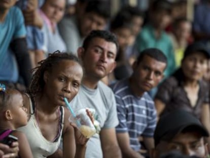 Una familia amenazada, una diputada, una madre que dio a luz en un retrete y una transexual tiroteada forman parte de la caravana de migrantes que han provocado la militarización de la frontera ordenada por el presidente de EE UU