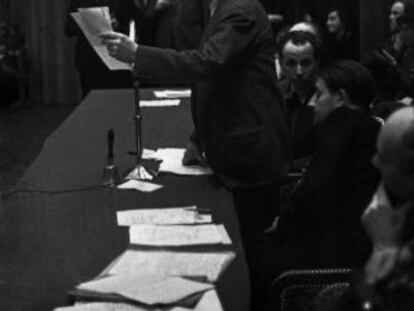 André Gide toma en 1936 la palabra en un homenaje en París al escritor francés Romain Rolland, acompañado a la derecha por Louis Aragon y a su izquierda por André Malraux