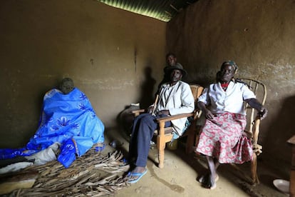 Una familia Bukusu permanece sentada junto a su hijo después de haber sido sometido, sin acompañantes, a la operación en la que no se les permite dar muestras de debilidad.