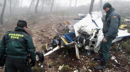Dos agentes, junto a los restos del avión accidentado en Jaén.