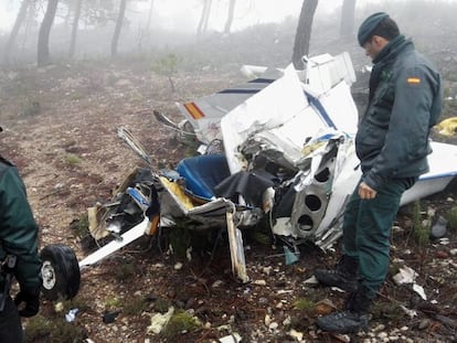 Dos agentes, junto a los restos del avión accidentado en Jaén.