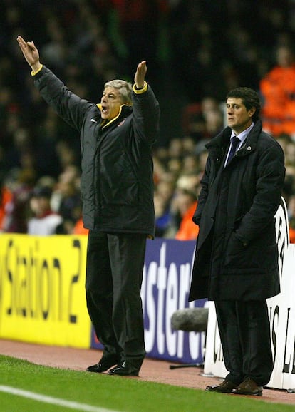 El periodista del diario The Guardian, Daniel Taylor, escribió este jueves con motivo de los 1000 partidos del entrenador francés: "Todo comenzó después de un partido contra el Blackburn Rovers, en 1996. La primera victoria de Arsène Wenger terminó con un motín entre sus propios jugadores. Wenger se sentó en la parte delantera del coche, lleno de satisfacción, camino de Londres. En el fondo, los jugadores estaban tomando en la noticia de que la vida en el Arsenal no iba a ser como antes". En la foto, el entrenador del Arsenal con Lopez Caro, entrenador del Madrid, en los cuartos de final de la competición. (07/03/2006)