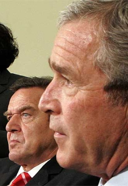 Bush (en primer plano) y Schröder, ayer ante la prensa.