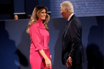 Este fue uno de sus atuendos más polémicos: la blusa fucsia que utilizó en el segundo debate entre los entonces candidatos a la presidencia de Estados Unidos. Melania vistió una blusa firmada por Gucci que costaba más de 1.000 dólares. Sin embargo, la polémica surgió debido al nombre que la firma le dio a la prenda 'pussy bow'. Justo días antes 'The Washington Post' divulgó un vídeo grabado en 2005, en el cual el magnate dijo que las mujeres le dejaban hacer cualquier cosa, inclusive agarrarlas por sus genitales ("Grab them by the pussy").