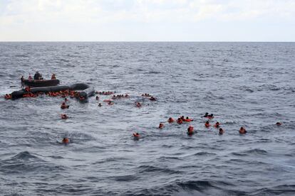 Decenas de migrantes son rescatados en el Mediterráneo central el 11 de noviembre de 2020 a pocos kilómetros de la costa de Libia.