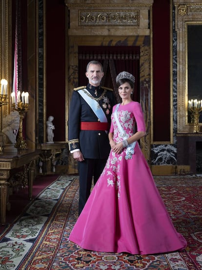 En febrero de 2020, los Reyes de España y sus hijas, la princesa Leonor y la infanta Sofía, posaron para las nuevas fotos oficiales, los últimas que se han realizado como Monarcas. La fotógrafa Estela de Castro (Madrid, 1978) es la autora de este trabajo.