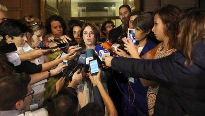 La portavoz del grupo socialista en el Congreso, Adriana Lastra, atiende a la prensa tras la primera reunión entre el PSOE y Unidas Podemos, hoy jueves en el Congreso de los Diputados. 