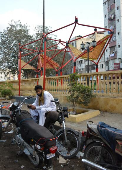 Prototipo 'Jugaad', pérgola de descanso entre plaza y taller mecánico, Karachi, Pakistán, 2016.