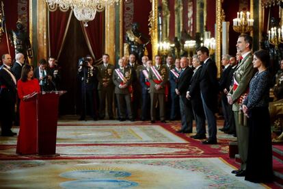 También la ministra de Defensa, Margarita Robles, ha hecho referencia a la Constitución, "marco de convivencia en el que todos tienen cabida, bajo la mayor garantía, que es el imperio de la ley", y ha pedido mantener a las Fuerzas Armadas "alejadas de decisiones partidistas o coyunturales", ya que estas son "principales garantes del ordenamiento constitucional".