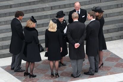 La reina Isabel II y su marido, el Duque de Edimburgo, se despiden de los familiares de la ex primera ministra Margaret Thatcher tras el funeral celebrado en la Catedral de San Pablo, Londres.