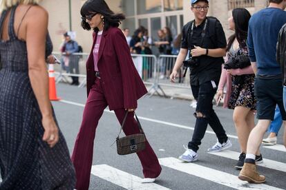 El traje de dos piezas pasa esta temporada a ser la mejor opción para los looks de trabajo. Estas prendas –relegadas a un segundo plano en las últimas temporadas– recuperan el primer puesto de los estilismos de este otoño. En la imagen, la instagramer María Bernard en las calles de Nueva York.