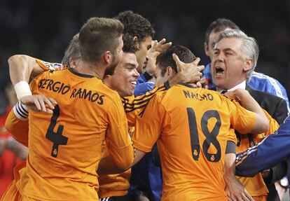 Los jugadores del Real Madrid y su entrenado Carlo Ancelotti celebran celebran un gol del equipo