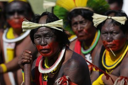 Indígenas da etnia Xikrin participam de um ritual durante protesto, em Brasília, contra uma emenda constitucional que poria a demarcação de terras indígenas nas mãos do Congresso.