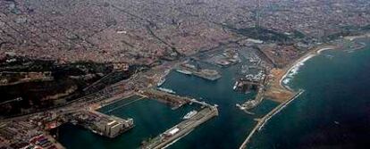 Vista aérea del puerto de Barcelona con la nueva bocana y el puente de Europa.