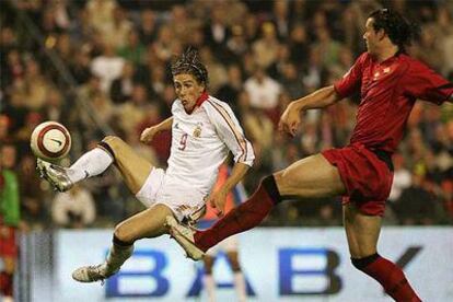 Fernando Torres, en el momento de conectar la espectacular volea que supuso el primer tanto de España.