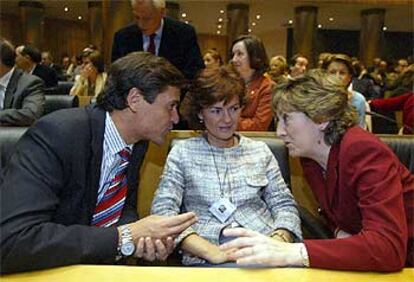 Los futuros ministros Juan Fernando López Aguilar (Justicia), Carmen Calvo (Cultura) y María Jesús San Segundo (Educación), durante la reunión, ayer, del Grupo Parlamentario Socialista.