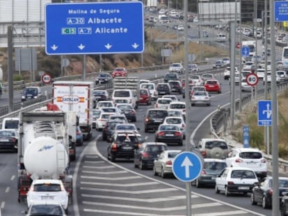 Retenciones de tráfico en una carretera de Murcia.