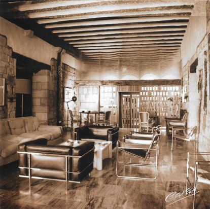 Uno de los salones, tal y como lo decoraron los Guth, con sillas piezas de Marcel Breuer y Le Corbusier. | 