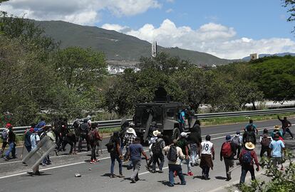Manifestantes rodean un vehículo de la policía estatal, este lunes en la capital del Estado de Guerrero.