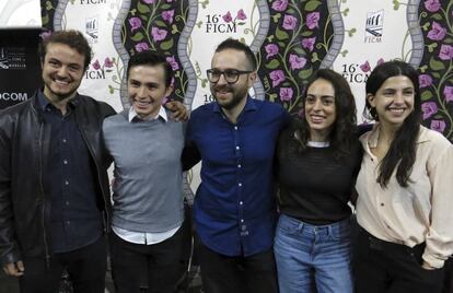 El director J. M. Cravioto (centro), con los actores y la productora de 'Olimpia'.