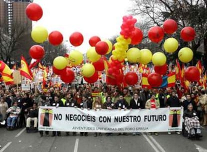 Varios jóvenes pertenecientes al Foro Ermua portan una pancarta durante la manifestación.