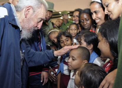 Fotografía publicada por el periódico estatal cubano 'Granma', y en ella aparece Fidel Castro hablando animadamente con varios niños que le rodean. La aparición de Castro en estos comicios provocó bastante revuelo, ya que desde principios de 2012 no había vuelto a aparecer públicamente.