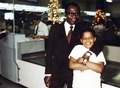 Barack Obama con su padre, con el que compartía nombre, en una fotografía de la década de los 60.