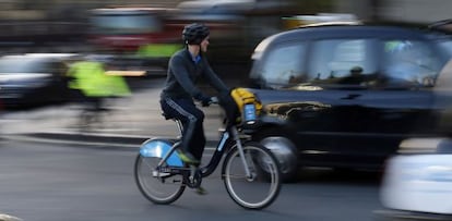 Un ciclista en una bici municipal en Londres.