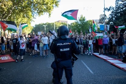 Miles de manifestantes cortan el paso de la Vuelta a España este domingo en Madrid.