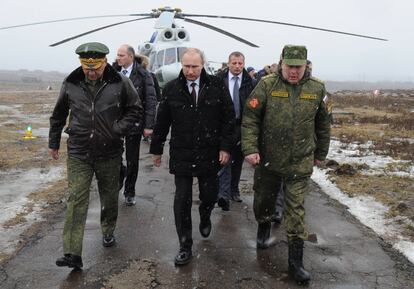 Russian President Vladimir Putin, center, and Defense Minister Sergei Shoigu, left, and the commander of the Western Military District Anatoly Sidorov, right, walk upon arrival to watch military exercise near St.Petersburg, Russia, Monday, March 3, 2014. Putin has sought and quickly got the Russian parliament's permission to use the Russian military in Ukraine.(AP Photo/, Mikhail Klimentyev, Presidential Press Service)