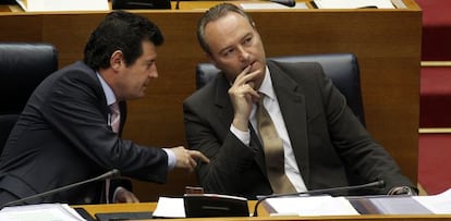 El jefe del Consell, Alberto Fabra, junto al vicepresidente José Ciscar en la sesión de control de las Cortes.