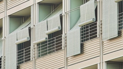 Uno de los modelos de Persiana Barcelona en el edificio Bloc 66, en Girona.