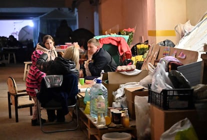 Una familia charlaba el domingo en el aparcamiento subterráneo en la ciudad de Járkov (noreste) en el que vive para refugiarse de los bombardeos rusos. Según los militares ucranios, durante las últimas 24 horas se "han repelido con éxito 7 ataques enemigos, destruyendo 13 tanques, tres sistemas de artillería, 17 vehículos blindados, 4 vehículos de combate blindados y 3 vehículos aéreos no tripulados Orlan-10, entre otro material"