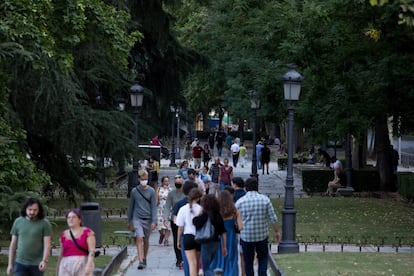 Ciudadanos en el Paseo del Prado, en Madrid,