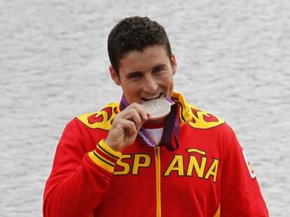 David Cal muerde la plata que consiguió en piragüismo