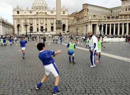 Niños jugando en la plaza de San Pedro