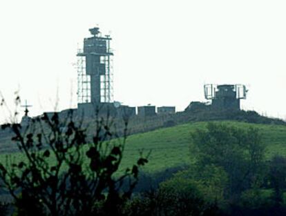 Una torre de vigilancia similar a las dos que han comenzado a desmantelarse.