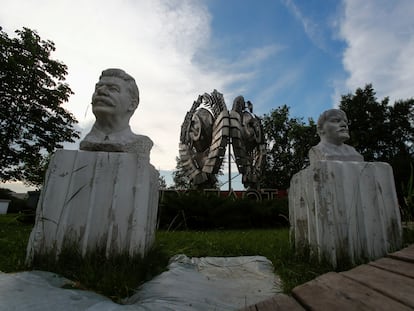 Bustos de Vladimir Lenin e Joseph Stálin, pais da Revolução Russa, em Moscou.