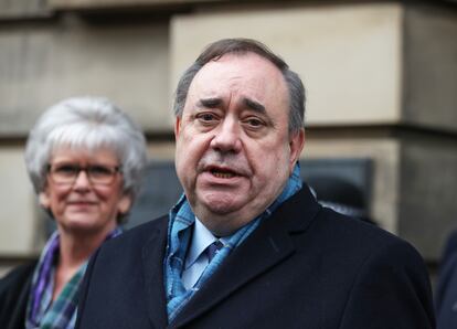 El ex ministro principal de Escocia Alex Salmond, este lunes en Edimburgo, a la salida del juicio donde ha sido absuelto.