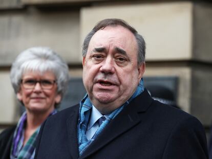 El ex ministro principal de Escocia Alex Salmond, este lunes en Edimburgo, a la salida del juicio donde ha sido absuelto.