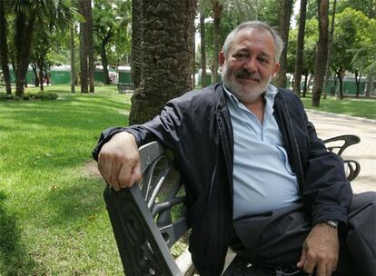 El alcalde de Córdoba, Andrés Ocaña, ayer en un parque antes de la entrevista.