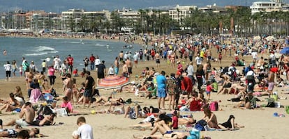 Playa de Levante de Salou en Semana Santa. 