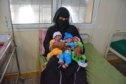 Nujood, 35 años, ha dado a luz trillizos en el Al-Qanawis, un hospital materno infantil dirigido por Médicos Sin Fronteras (MSF) en la provincia de Hodeidah. Pincha en la imagen para ver la galería completa.