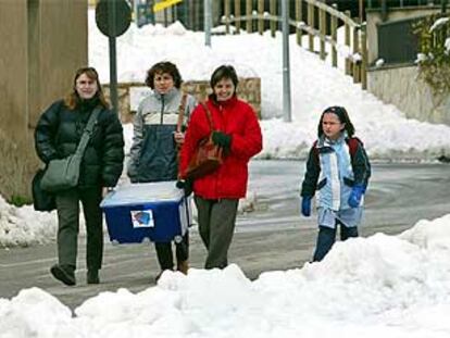 La nieve se acumulaba ayer en las calles de Sant Hilari Sacalm.
/ PERE DURAN