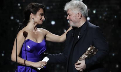 Pedro Almodóvar entrega a Penélope Cruz el Cesar de Honor por su carrera en la 43 edición de los premios en París.